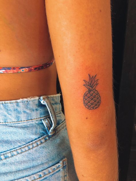 Tattoo Pineapple, Pineapple Tattoo, Summer Pineapple, Mother Tattoos, Mother Daughter Tattoos, Subtle Tattoos, Tattoos For Daughters, Family Tattoos, Little Tattoos