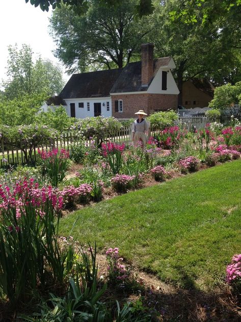 Colonial Garden Magical Backyard Ideas, Colonial Landscaping, Magical Backyard, Colonial Garden, Colonial Life, Garden Sink, Garden Decoration Ideas, American Garden, Multi Sensory