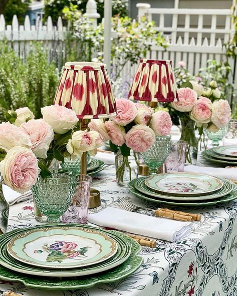 Deborah - Addicted to china (@addictedtochina) • Instagram photos and videos Pretty Table Settings, Grandmillenial Style, Shelf Decoration, Dinner Table Setting, Pretty Plates, Beautiful Table Settings, Pretty Tables, Chinoiserie Chic, Blue Border