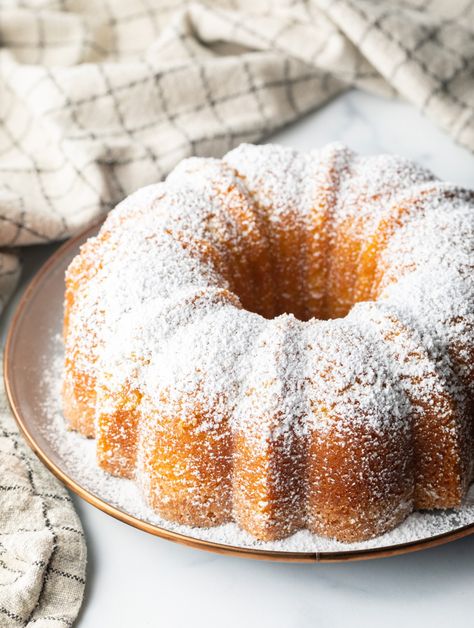 Orange or lemon olive oil bundt cake dusted with powdered sugar on a white plate. Vanilla Bundt Cake Recipes, Best Pound Cake Recipe, Homemade Pound Cake, Lemon Olive Oil Cake, Banana Nut Bread Recipe, Nut Bread Recipe, Flavored Rum, Cake Delicious, Bundt Cake Pan