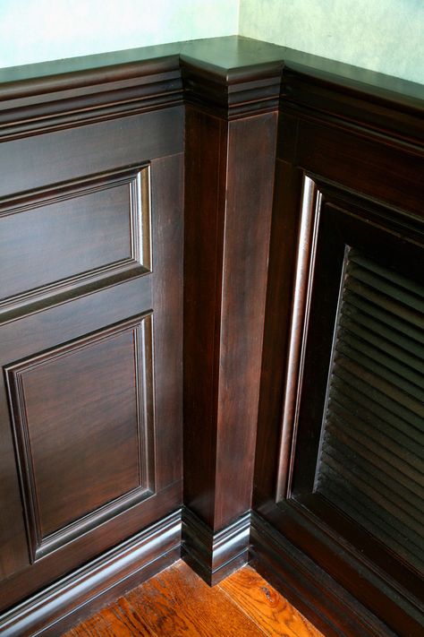 wainscoat corner. Love the dark color Wainscoting Entryway, Bedroom Wainscoting, Wainscoting Staircase, Wainscoting Living Room, Wainscoting Height, Wainscoting Nursery, Picture Frame Wainscoting, Wainscoting Hallway, Black Wainscoting