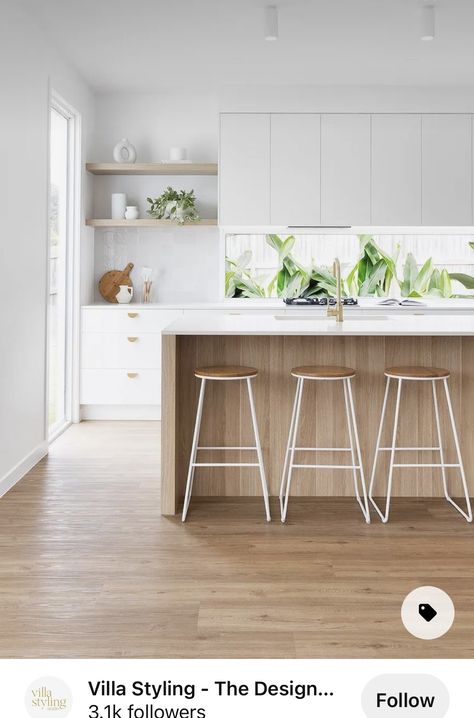 White Kitchen Flooring Ideas Vinyl, Scandi Modern Kitchen, Scandi Kitchen Ideas, Modern Scandi Kitchen, Modern Coastal Kitchen, Kitchen Natural, Coastal Kitchen Design, Timber Kitchen, Kitchen Design White