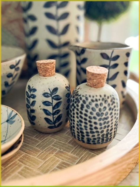 Scraffito Designs Simple, Underglaze Designs, Ceramics Decor, Simple Pottery, Ceramic Glazing, Ceramic Crafts, Luxury Vase, Flower Vases Decoration, Cerámica Ideas