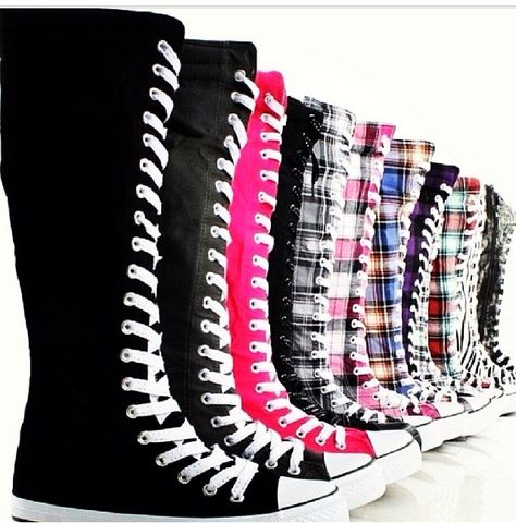 Converse knee high boots (I love the black and red ones) Converse Haute, Emo Shoes, Knee High Sneakers, Knee High Converse, Converse Boots, Sneakers Ladies, Crazy Fashion, Converse High Top, High Shoes