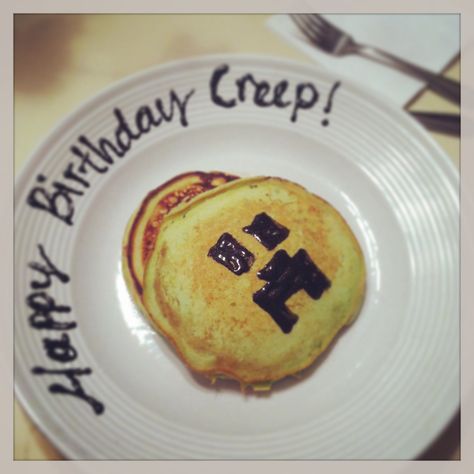 Happy Birthday Creep Minecraft pancakes Minecraft Lunch Ideas, Minecraft Pancakes, Minecraft Breakfast, Minecraft Lunch, Diy Minecraft Birthday Party, Minecraft Party Decorations, Kids Lunches, Diy Minecraft, Minecraft Birthday Party