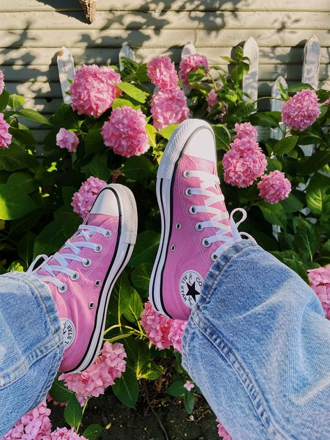 Cute Shoe Pics, Pink Converse Aesthetic, Converse Haute, Converse Aesthetic, Cute Converse, Photo Rose, Pretty Sneakers, Pretty Shoes Sneakers, Pink Converse