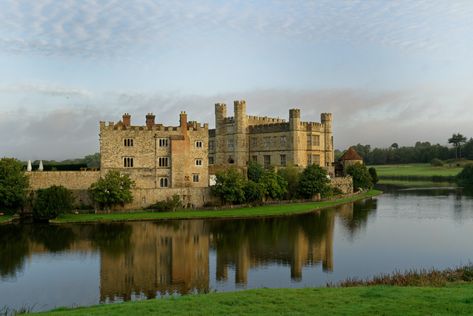 Leeds Castle, England ⠀ Leeds Castle is a historic castle located in Kent, England. It is known for its stunning architecture and beautiful gardens. ⠀ #LeedsCastle #England #Kent #Castle #History #Architecture #Gardens #TravelDestination Stay In A Castle, Leeds Castle, Castle Pictures, Castles In England, Kent England, Seaside Towns, Open Source, Leeds, Travel Art