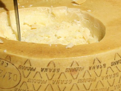 Grana Padano Cheese Making Process, Grana Padano Cheese, Kinds Of Cheese, Italian Cheese, Butter Cheese, How To Make Cheese, Italian Food, Gourmet Food, Cheese Recipes