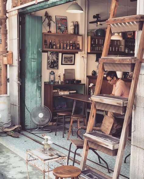 Cafe Street Design, Old School Coffee Shop, Old Cafe Design, Chinese Coffee Shop, Vintage Cafe Decor, Chinese Cafe Design, Old Coffee Shop, Street Coffee Shop, Rustic Coffee Shop