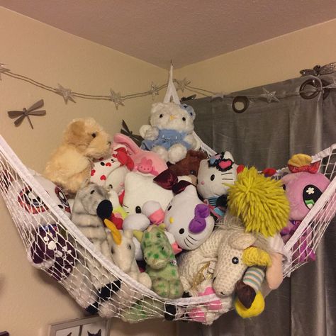 Stuffed Animal Hammock Aesthetic, Hammock Plushies, Plushie Hammock Aesthetic, Squishmallows Hammock, Plushie Net Aesthetic, Stuffie Hammock, Stuffed Animals Aesthetic Bedroom, Room With Plushies, Squishmallow Hammock