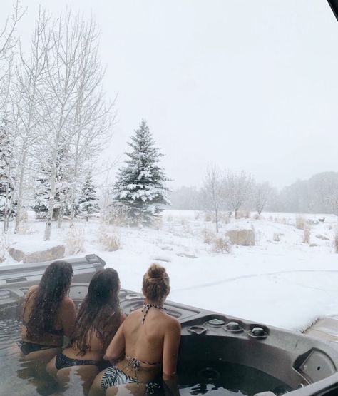 Hot Tub Snow, Pic With Friends, Best Friend Bucket List, Editor Video, Friends Winter, Colorado Style, Winter Photos, Holiday Pictures, Going On A Trip