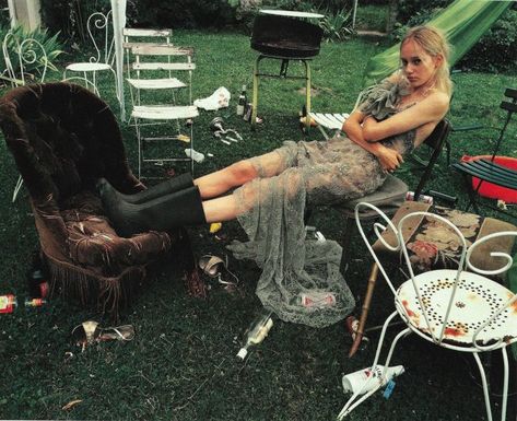 Corinne Day, Juergen Teller, Riot Grrrl, Emanuel Ungaro, Woman Sitting, Alice In Chains, Indie Sleaze, Arte Inspo, Trailer Park