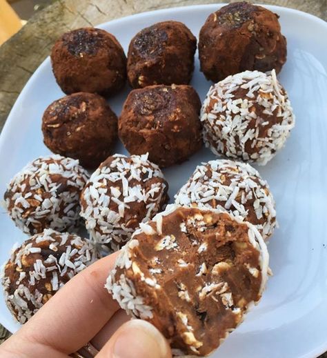 Sweet Potato Energy Balls - A great recipe for those trying to increase their veggie intake! Healthy Squares, Sweet Potato Balls Recipe, Protein Balls Healthy, Energy Bites Healthy, Energy Balls Healthy, Raw Snacks, Sweet Potatoe Bites, Potato Bar, Stuffed Potato Balls