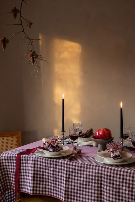 Perfect for Thanksgiving, or your festive feasts ❣ Houndstooth Tablescape, Cute Table Cloth, Fall Dinner Party Decor, Roses Table Setting, Red Gingham Kitchen, Tablecloth Photography, Dinner Party Candles, Friendsgiving Tablescape, Autumn Tablescapes