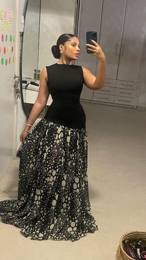 This is givinggg young rich billionaire wife! Rachel Maxi Dress ₦61,000 Sleek Crepe Bodice for a refined, elegant fit Soft Mesh Skirt adds volume and movement with a hint of romance Model is Wearing A Size 10 #therailnigeria #abujaclothingstore #aura #madeinnigeria #summerdress Billionaire Wife, Materials Gown Style, Simple Dress Casual, Classy Short Dresses, Modest Dresses Fashion, Classy Gowns, Chic Dress Classy, Dinner Dress Classy, Modest Dresses Casual