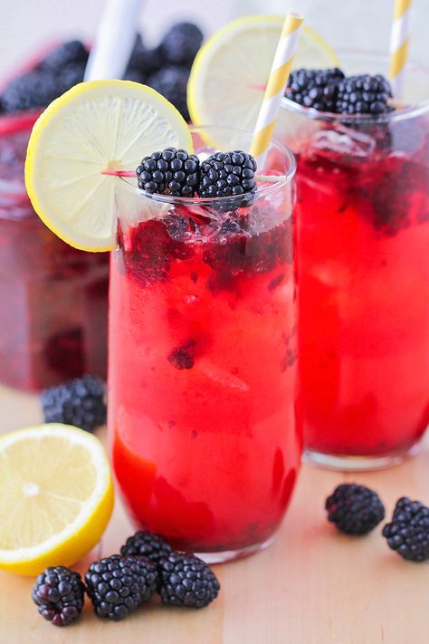 This sweet and refreshing blackberry lemonade is so easy to make at home! Blackberry Lemonade Recipe, Lemon Curd Cupcakes, Lemon Poppy Seed Scones, Blueberry Sweet Rolls, Fresh Strawberry Lemonade, Blackberry Lemonade, Lemon Blueberry Cupcakes, Fruit Dinner, Lemonade Bar