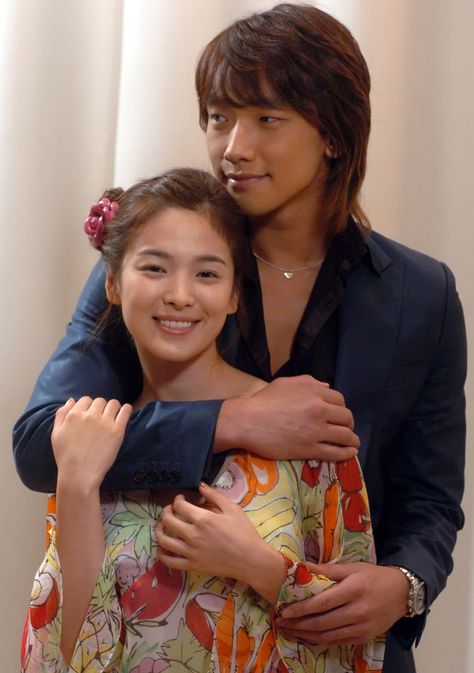 FULL HOUSE - SONG HYE KYO AND RAIN - watch it again because Lovable Girl is only on twice a week Song Hye Kyo Full House Outfit, Full House Kdrama, Song Hye Kyo Full House, Full House Song Hye Kyo, Song Hye Kyo 2000s, Rain And Song Hye Kyo, Popular Kdrama, Full House Korean Drama, Korean Celebrity Couples