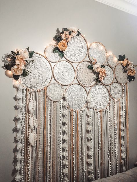 Dream Catcher Bouquet, Crochet Wedding Decorations Centerpieces, Dream Catcher Baby Shower Ideas, Dream Catcher Display, Dream Catcher Wedding Decor, Dream Catcher Wall Decor, Dream Catcher Bedroom, Dream Catcher Macrame, Dream Catcher Wedding