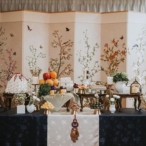 Chinoiserie Wedding Backdrop, Buffet Decorating Ideas, Sangjit Decoration, Chinese Engagement, Wedding Decoration Checklist, Indoor Wedding Inspiration, Asian Wedding Decor, Chinoiserie Wedding, Chinese Wedding Decor