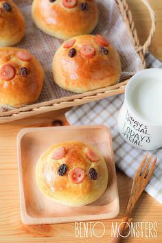 Japanese Curry Piggy Bread Bun (This is adorable -- plan to try with a ham and cheese filling, or a pepperoni roll filling for my kids. Even BBQ meat might work) Japanese Curry, Bento Recipes, Bbq Meat, Bread Bun, Steamed Buns, Cute Food, Pigs, Buns, Cooking And Baking