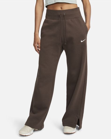 Grounded in style, comfort and versatility, meet our take on luxury loungewear. These high-waisted sweats make a statement with midweight brushed fleece in a full-length, wide-leg design. Soft yet structured, they're anything but basic. Shown: Baroque Brown/Sail Style: DQ5615-237 Flare Sweatpants Outfit, Nike Sportswear Phoenix Fleece, Sweatpants Nike, Fleece Outfit, Fleece Women, Nike Womens Sweatpants, Lazy Day Outfit, Nike Sweats, Sweatpants Outfit