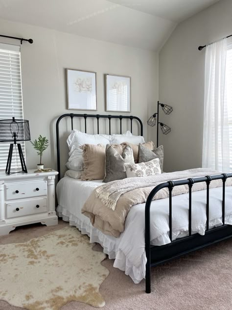 Farmhouse Chic Bedroom Beds & Bed Frames, Room Ideas With Metal Bed Frame, Small Bedroom Metal Bed Frame, Room Decor Black Bed Frame, Black Iron Bedroom Ideas, Metal Framed Beds Bedroom Ideas, Farmhouse Black And White Bedroom, Black Rod Iron Bed Frame Room Ideas, Black Iron Bed Frame Bedroom