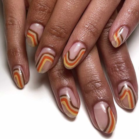 Short Nail Designs Fall Colors, Autumn Short Gel Nails, Short Nail Designs Pumpkin, Cute Nail Designs For Short Nails Fall, Rainbow Fall Nails, Thanksgiving Dip Nails Ideas, Short Fall Themed Nails, Fall Gel Nails Ideas Natural Nails, Short Autumnal Nails