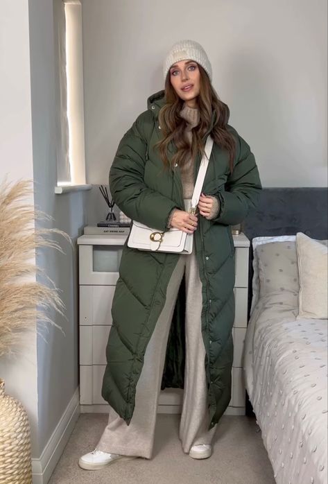 Long Green Puffer Jacket Outfit, Green Parka Outfit Winter, Olive Green Puffer Jacket Outfit, Green Puffer Jacket Outfit, Green Parka Outfit, Parka Outfit Winter, Long Puffy Coat, Parka Outfit, Sport Casual Outfit