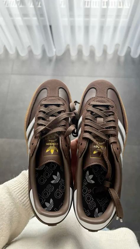 Must Have Shoes For Women Sneakers, Adidas Aesthetic Shoes, Brown Sambas, Brown Samba, Adidas Aesthetic, Samba Adidas, Pretty Sneakers, Trendy Shoes Sneakers, Shoes Hack