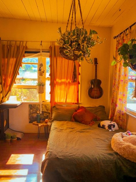 Sun Themed Bedroom Aesthetic, Panel Bedroom Ideas, Urban Outfitters Bedroom Bedding, Window Bedroom Ideas, Home Interior Design Ideas Modern, 70s Room Aesthetic, Indie Room Wall, Indie Room Aesthetic, Room Ideas Aesthetic Grunge