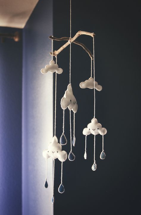 Henry's New Room- smiley little rain cloud mobile! Made from felt pieces stuffed with cotton and hand-sewn together, then strung up using a few drift wood pieces. Rain Nursery Theme, Rain Nursery, Sky Nursery, Cloud Nursery Decor, Cloud Nursery, Cloud Theme, Clouds Nursery, Cloud Mobile, Nursery Theme