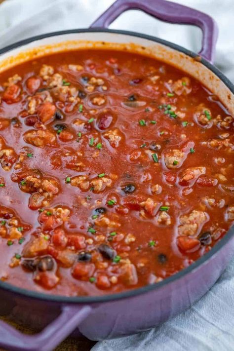 Turkey Chili is hearty and filling, made with ground turkey, crushed tomatoes, beans, and spicy seasoning in ONE POT, ready in under 60 minutes! #healthy #chili #turkeychili #groundturkey #turkey #soup #stew #hearty #dinnerthendessert Brown Sugar Chili Recipe, Chilli Recipe Slow Cooker, Chili Side Dishes, Turkey Chili Recipe Easy, Chili Turkey, Turkey Chilli, Ground Turkey Soup, Chili Dinner, Turkey Chili Recipe