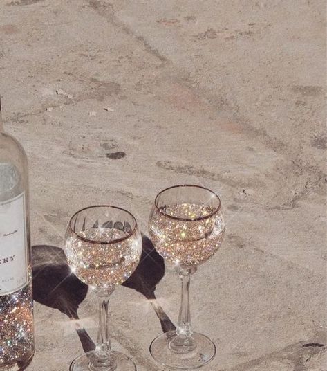 Get your bubbly on! Happy National Bubbly Day 🍾🥂 Wine Beach Aesthetic, Kaveh Aesthetic, Aesthetics Edits, Champagne Aesthetic, Champagne Beach, Sparkling Wine Glasses, Sparkly Champagne, Colored Wine Glasses, Aesthetic Core