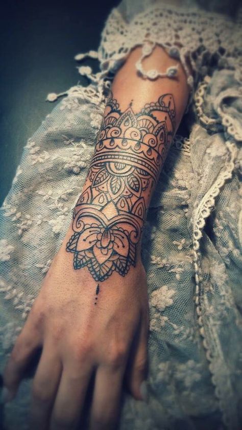 Embody your highest self with these earth-shatteringly gorgeous mandala tattoos Tato Mandala, Lotus Mandala Tattoo, Men Tattoos, Cat Tattoos, Inspiration Tattoos, Neck Tattoos, Geniale Tattoos, Tattoo Girls, Tiny Tattoo