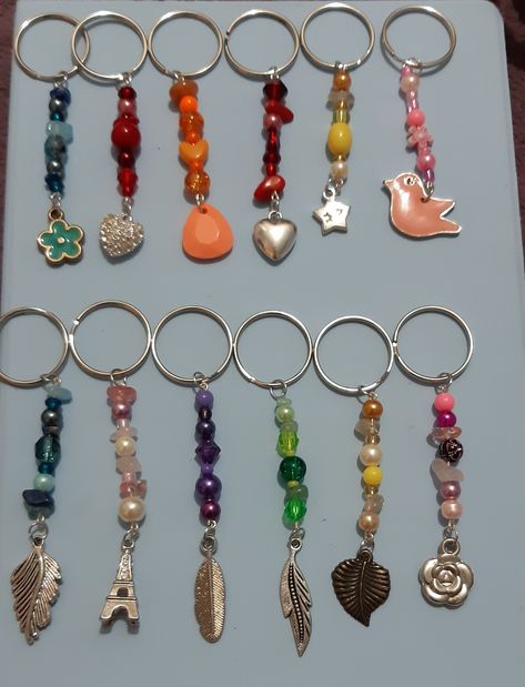 Diy Keychain Ideas Easy Beads, Simple Beaded Keychains, Bead Keyrings Diy, Button Keychain Diy, Beaded Key Chains Diy Keychain Ideas, Crystal Bead Keychain Diy, Diy Keychain Beads Key Rings, Beaded Key Chains, Diy Keychain Ideas Easy