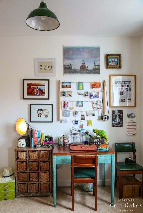 Office Eclectic Desk Decor, Eclectic Office Space, Student Home Office, Eclectic Office Decor, Retro Office Decor, Unique Bedroom Ideas, Cubicle Makeover, Indian Room, Study Table Designs