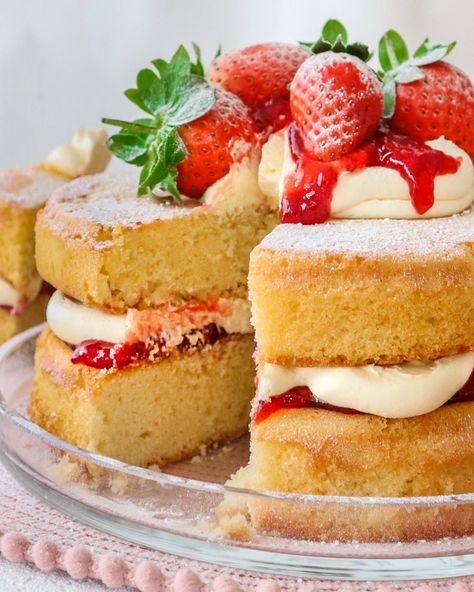 Sponge Cake Gluten Free, Gluten Free Victoria Sponge, Gluten Free Victoria Sponge Cake, Gluten Free Sponge Cake Recipes, Gluten Free Sponge Cake, Gluten Free Cake Mixes, Gluten Free Vanilla Cake, Sponge Recipe, Vanilla Sponge Cake