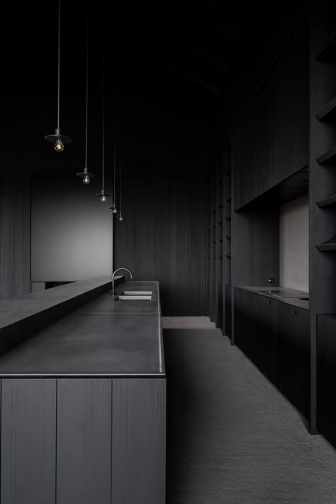 Black Houses, Casa Clean, Vincent Van Duysen, Black Interior Design, Dark House, Dekorasi Kamar Tidur, Van Damme, Dark Walls, Dark Interiors