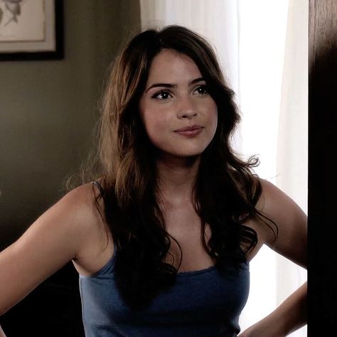 Malia Hale, Shelley Hennig, Female Actresses, Girl Face, Face Claims, Pretty Face, Woman Face, Brown Hair, Hands On