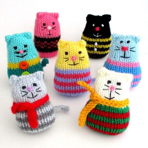 Every Day Is Caturday With These Super Cute Kitty Pocket Pals – They Knit Up Quick! Ponytail Hat Pattern, Knit Christmas Ornaments, English Knitting, Knitted Christmas Decorations, Yarn Animals, Knit Cat, Charity Ideas, Knitted Bear, Teddy Bear Patterns Free