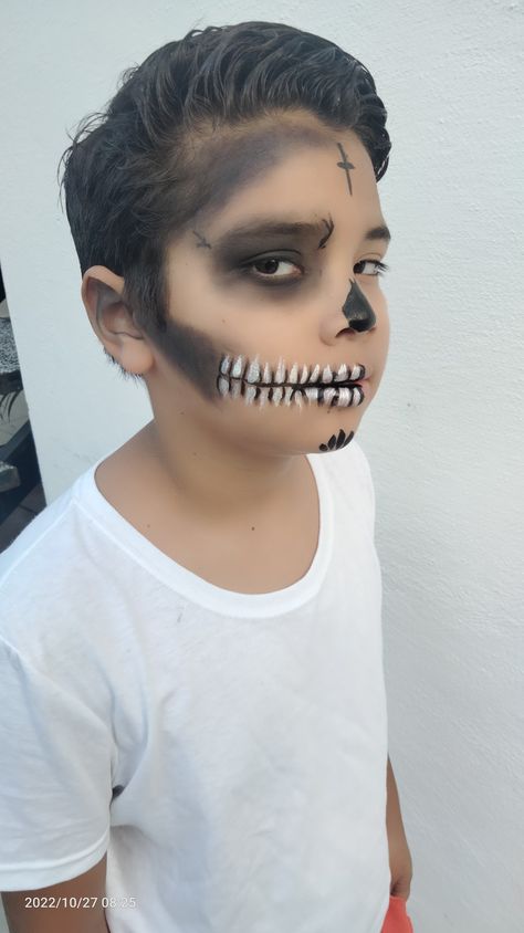 Skeleton Makeup Kids, Boy Halloween Makeup, Easy Skeleton Makeup, Football Makeup, Skeleton Makeup, Halloween Boys, Kids Boys, Halloween Makeup, Coco