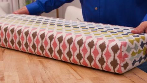 How To Make A Box Cushion In 30 Minutes | DIY Joy Projects and Crafts Ideas Making Cushion Covers Ideas, Box Cushion Cover Diy No Zipper, Diy Bench Cushion, Diy Cushion Covers, Cushion Tutorial, Sewing Machine Thread, Sewing Cushions, Upholstery Diy, Diy Bench