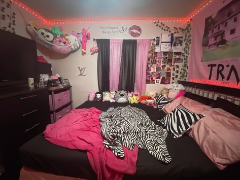 2010s Bedroom Aesthetic, Room Ideas Mcbling, Y2k Rooms 2000s, Y2k Bedsheets, Mcbling Bedrooms, Trashy Room, 2000s Teen Bedroom, 2013 Bedroom, Trashy Y2k Room