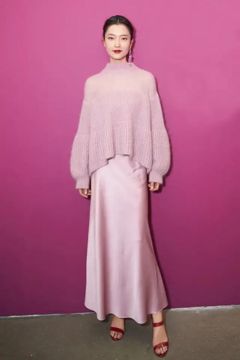 Look Rose, Casual Turtleneck, Modesty Fashion, Half Skirt, Fashion Elegant, Skirt Women, Mode Inspo, 가을 패션, Silk Skirt