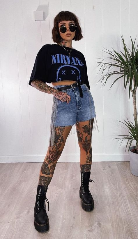 Hot Concert Outfits Summer, Hot Weather Concert Outfit, Grungy Haircuts Women, Metal Summer Outfit, Grunge Couture, Alternative Fashion Summer, Influencer Poses, Edgy Outfits For Women, Belt Styling