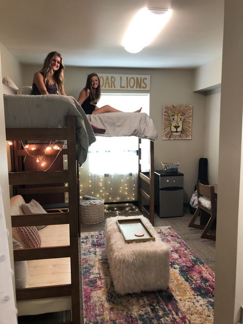 High Dorm Room Bed, Under Bunk Bed Ideas Dorm Room, Dorm Room Ideas High Bed, Dorm Room Layouts Double Lofted, Three Person Dorm Room Layout, Top Bunk Dorm Ideas, Bunked Bed Dorm Room Ideas, Fully Lofted Dorm Bed, College Dorm Bunk Beds