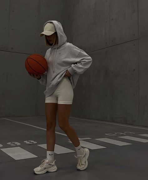 Sport Style Girl, Sports Look, Style Sport, Sport Summer Outfits, Oversized Sportswear Hoodie For Sports, Sport Aesthetic Outfit, Sports Style, Sportive Outfit, Oversized Gym Hoodie In Sportswear Style