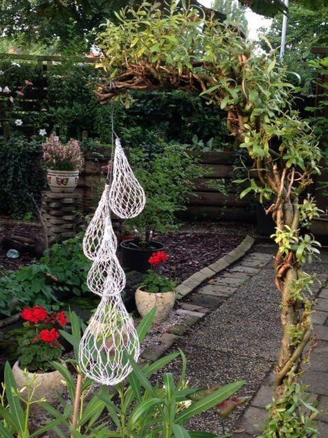 Wire Garden Art, Chicken Wire Projects, Creative Garden Ideas, Whimsical Yard, Chicken Wire Sculpture, Chicken Wire Art, Chicken Wire Crafts, Garden Whimsy, Wire Flowers