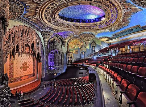 Photo by Wendell Benedetti/Los Angeles Historic Theatre Foundation Creepy Wedding, Ace Hotel Los Angeles, Classic Movie Theaters, Vintage Movie Theater, Historic Theater, Majestic Theatre, Theatre Interior, Dubai Skyscraper, Vintage Theatre