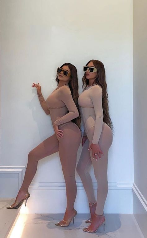 SKIMS Sisters from Kylie Jenner & Stassie Karanikolaou's BFF Pics on E! Online Kylie And Stassie Matching Outfits, Kylie Jenner And Stassie, Stassie Karanikolaou, Kylie Jenner Hair Color, Instagram Kylie Jenner, Duo Dress, Jenner Girls, Bff Pics, Kylie Baby